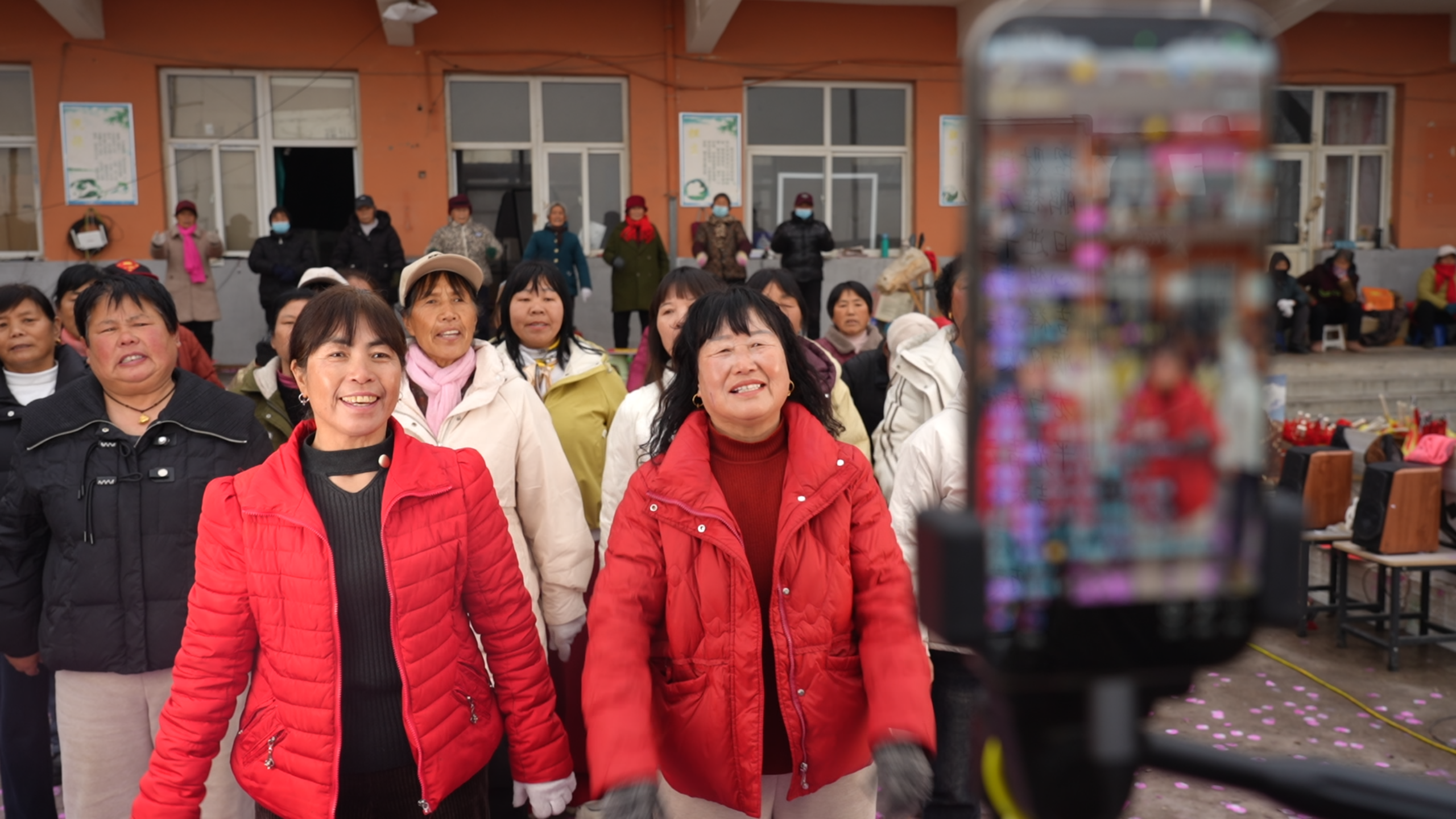 林州大妈“女团”：半辈子没出村 直播让她收获快乐和自信