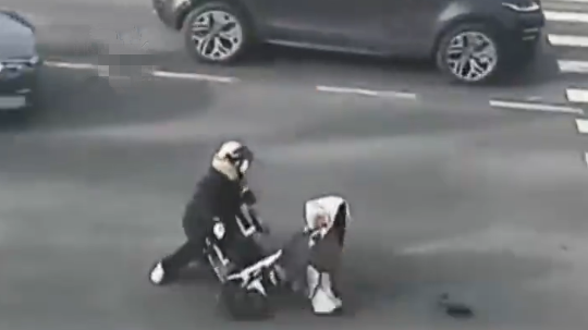 上海一女子闯红灯被撞，坚称绿灯结果监控打脸