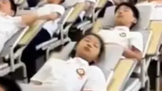 毛宁向世界分享中国学生午睡神器