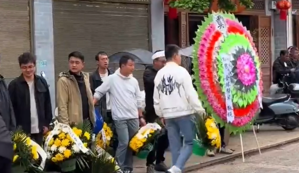 9旬夫妻两天内相继去世共同出殡，发布者：都是自然死亡