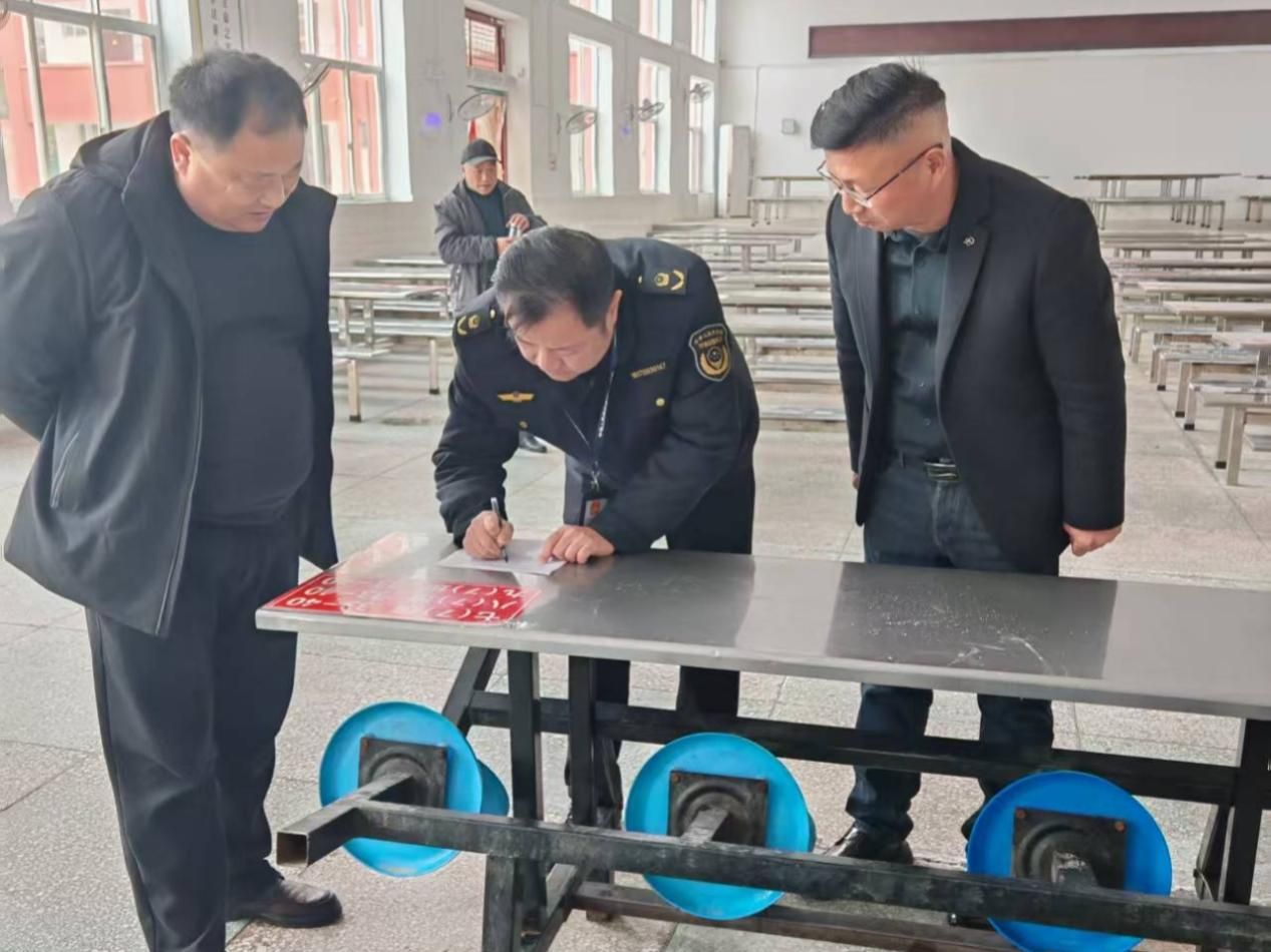 罗山县市场监管局周党市场监管所开展春季学校食堂复工专项检查