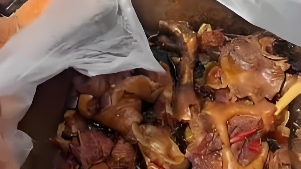 爸爸端着铁锅炖看望上高三的儿子