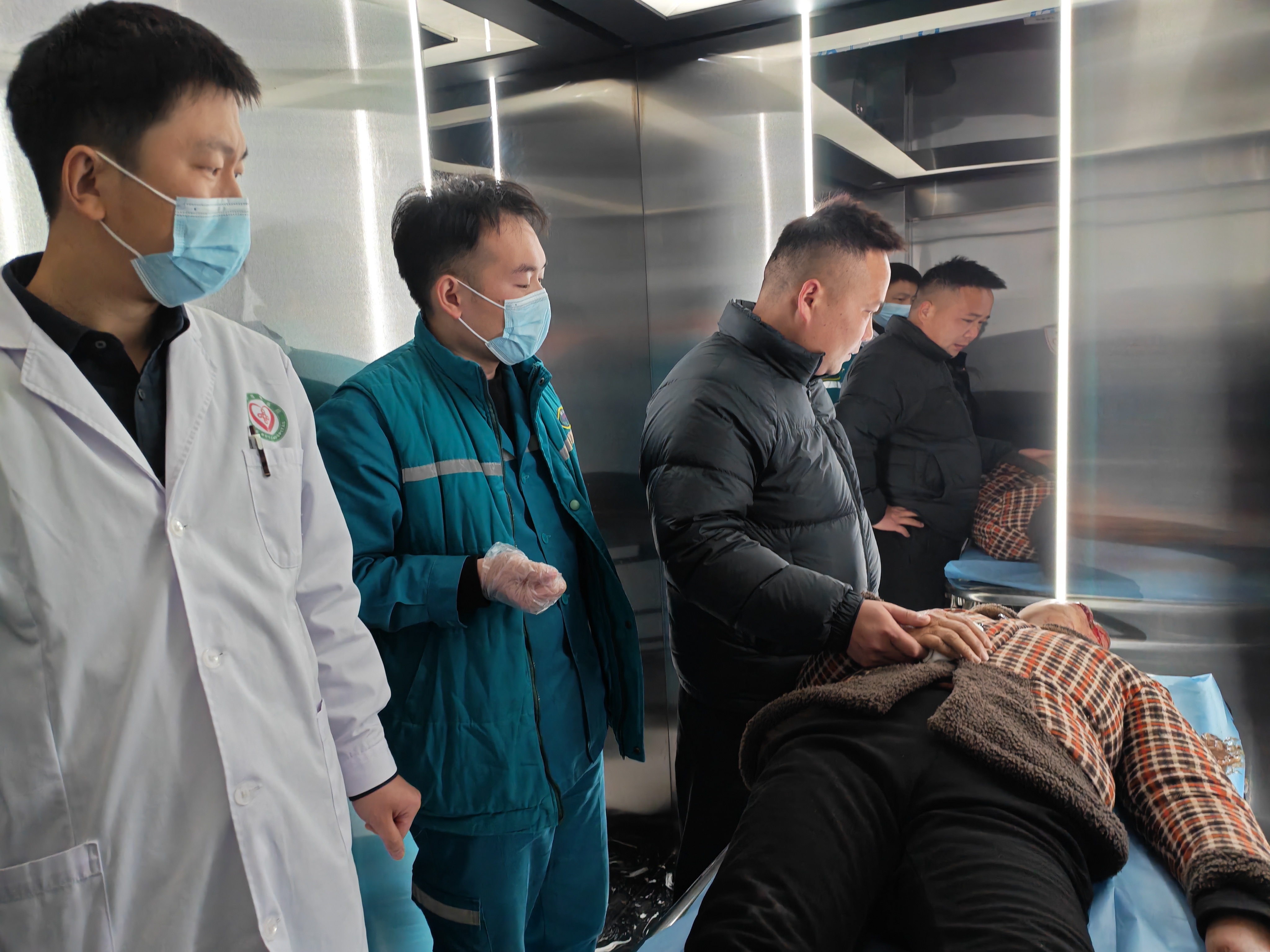 女子遭遇车祸命悬一线 路人挺身而出上演“生死救援”