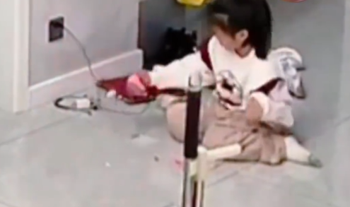 女孩玩拼豆突然起火秒拔电源插头