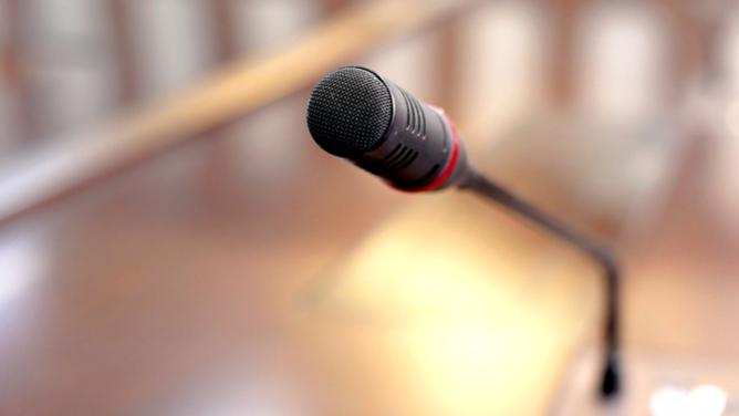 女子月经弄脏卧铺床单被要求赔偿180元？铁路部门回应