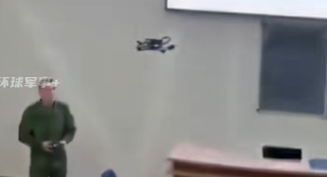 俄罗斯大兵试图在学生们面前展示飞行技术 结果不慎炸机