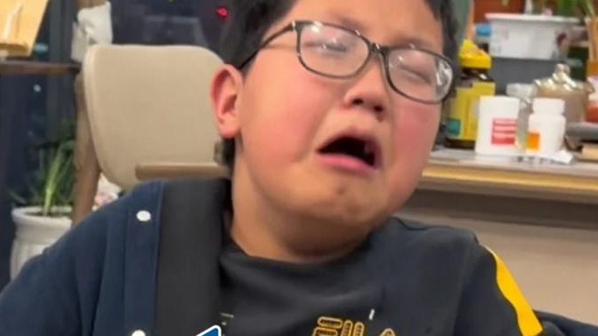 女孩花光第一份工资给家人买礼物