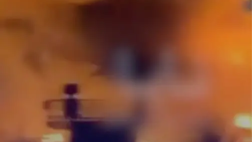 美国使馆伊拉克后勤营地遭袭，燃起熊熊大火