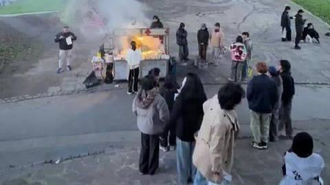 英国桥洞现中国烧烤摊 烤茄子卖41元