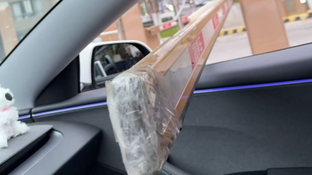 是先有杆还是先有车？“栏杆进车窗教程”车主本人回应