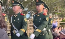 武警战士经过老人身旁伸直手臂防惊扰