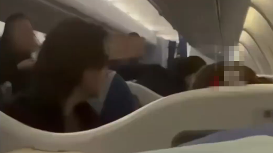 东航通报一航班落地后机舱起火：系旅客手机受座椅挤压起燃