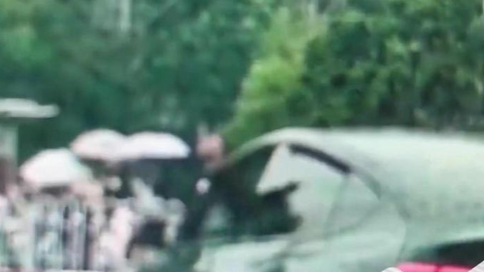 交警通报司机占道闯红灯还竖中指