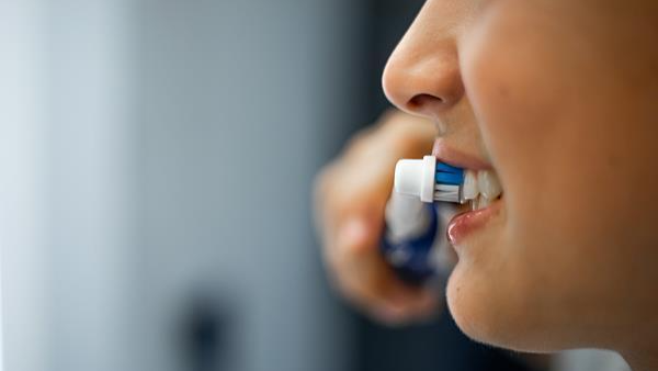 不刷牙睡觉VS不刷牙吃早餐 哪个更伤身？