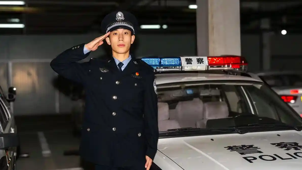 “住手 我是公安大学的!”学警在地铁站用身体隔开施暴者