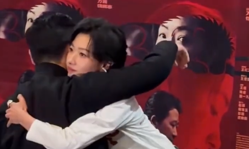 万茜徒手拎起190斤观众