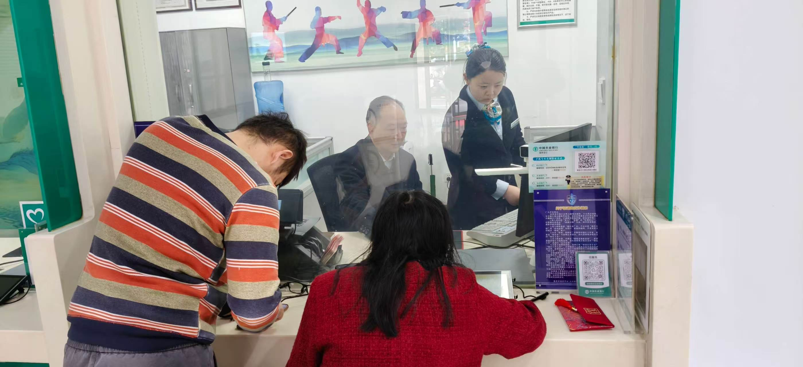 一纸一笔传温情 无声服务显担当