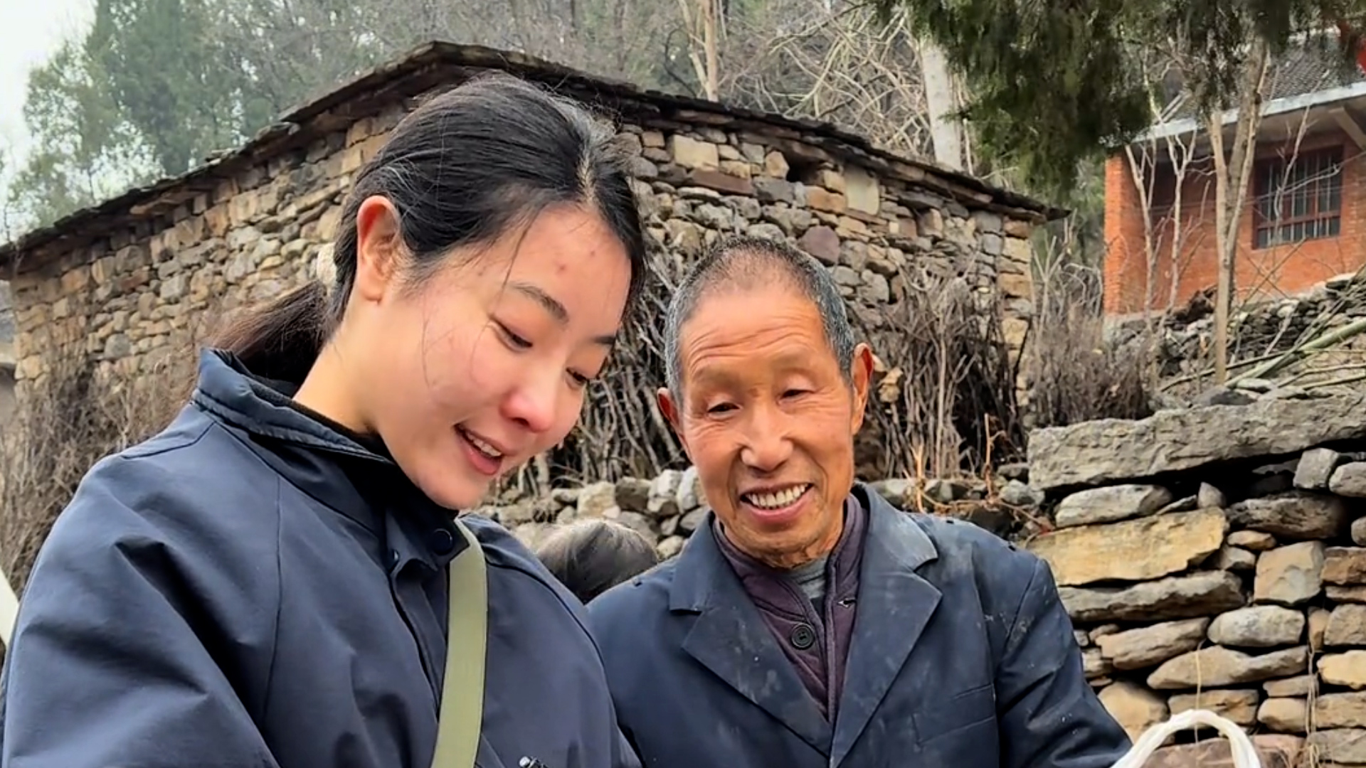 李福贵又下乡啦！带师傅帮老人修电视机，推介村民手作工艺品
