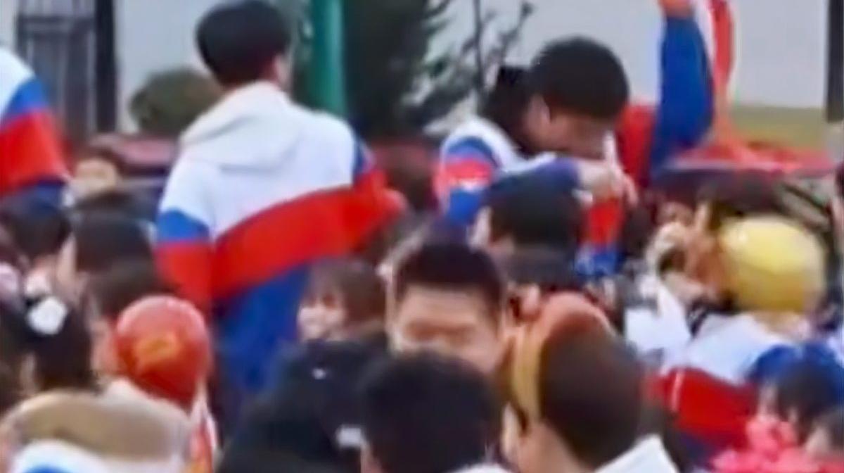 学生穿过人群抱起即将上台领誓班主任