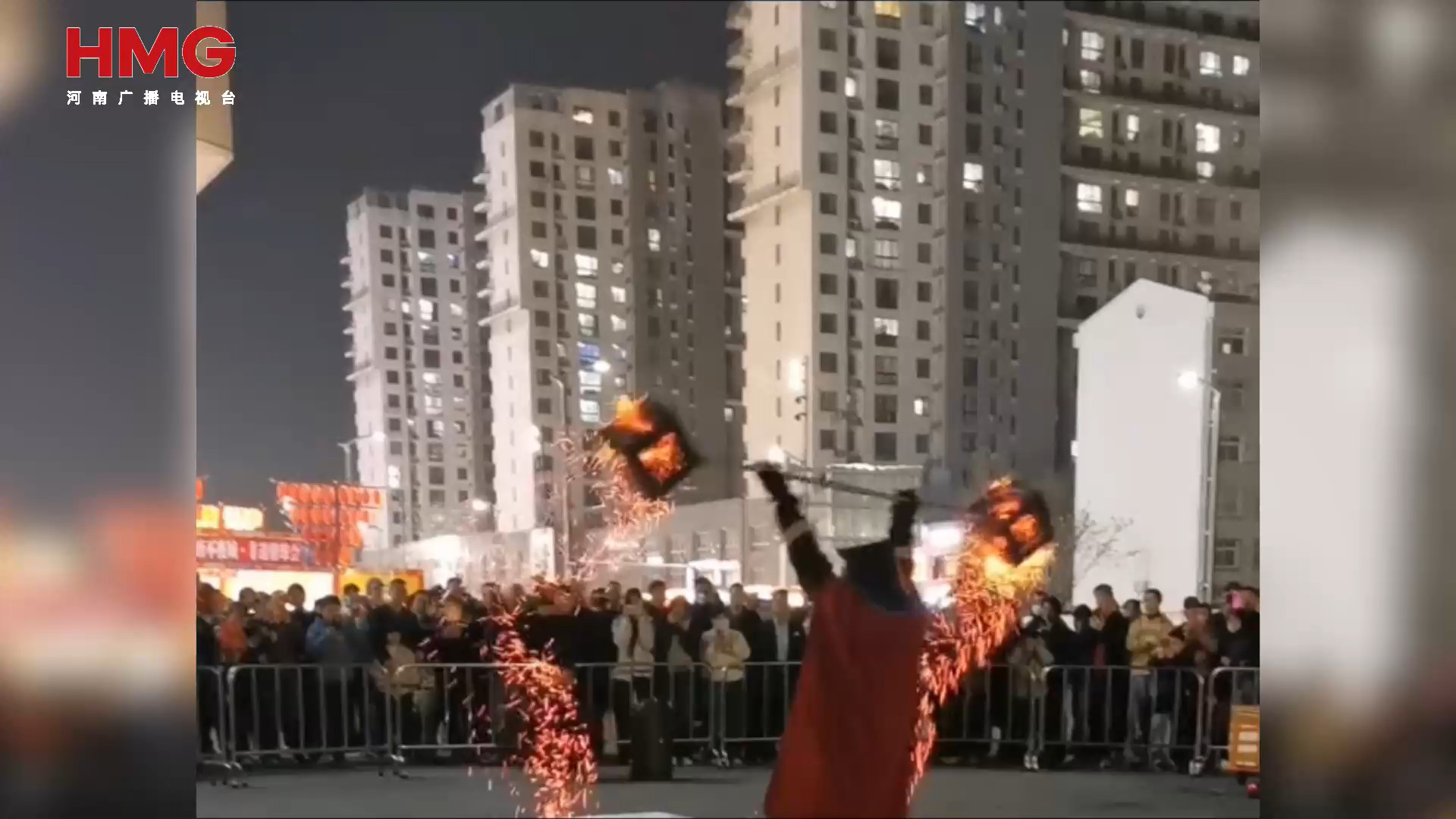 火壶表演演员衣服被引燃 观众：现场人员合力灭火