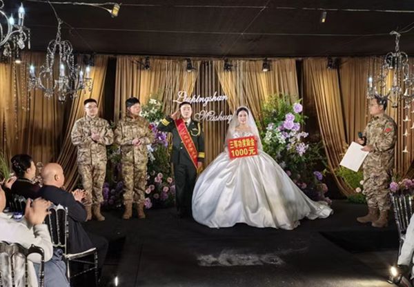 平顶山市卫东区：婚礼现场送喜报 军功章见证“最美爱情”