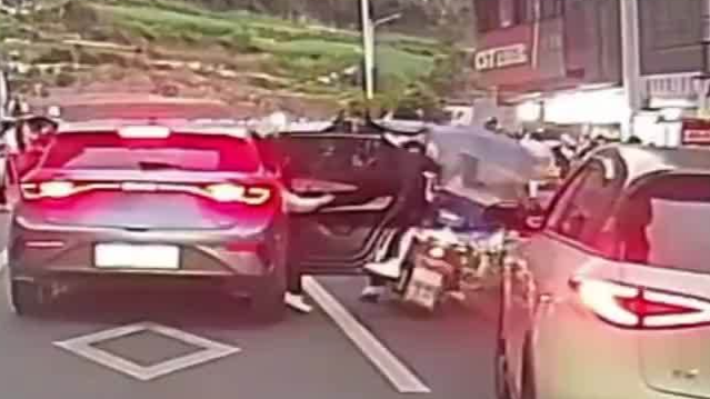 家长违停孩子开门杀撞人后逃逸