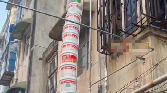 小伙用废桶自制建筑垃圾下楼神器，可从4楼直通地面