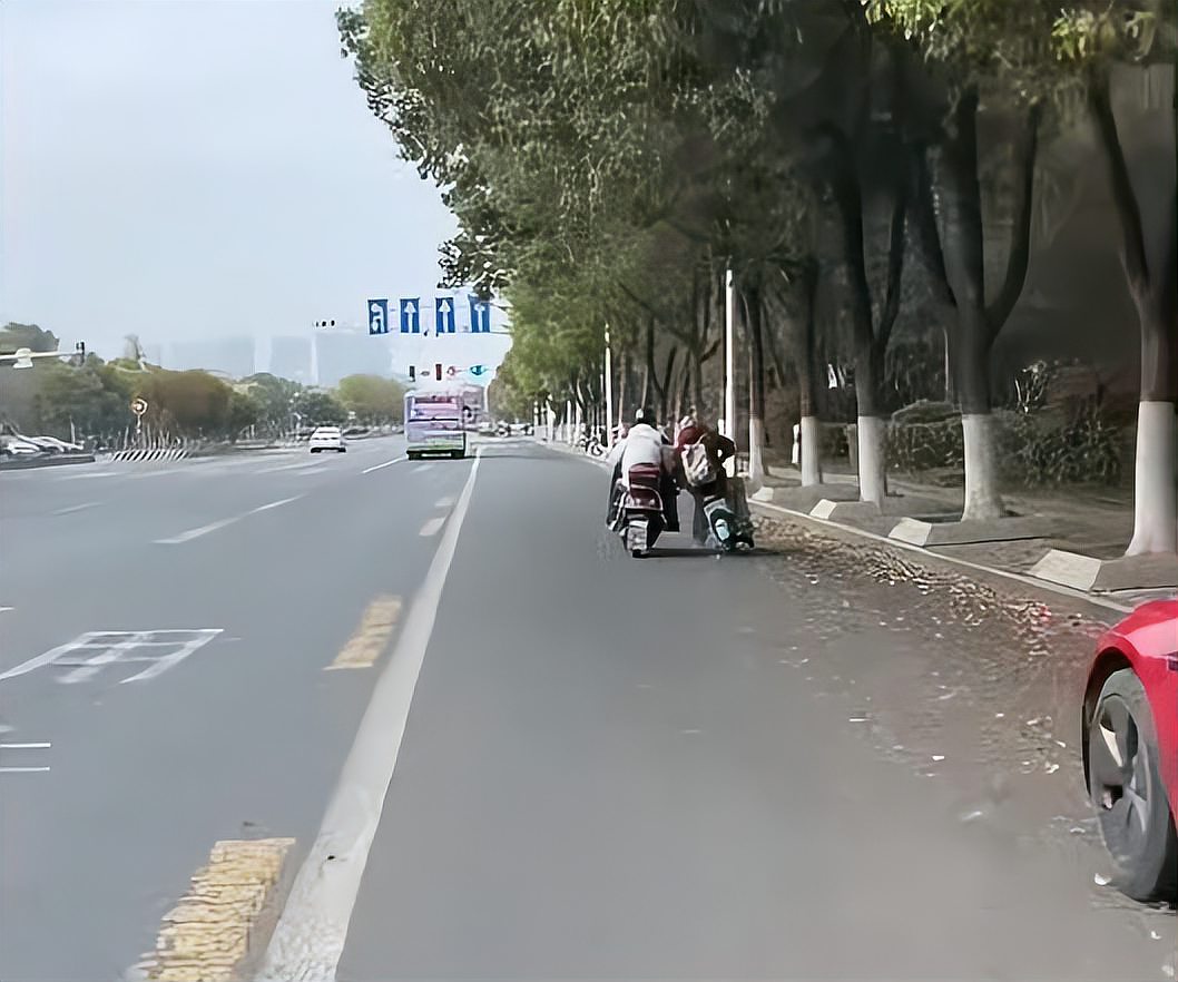 大爷与小伙口角后将其别倒逃离