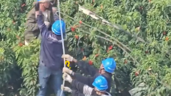 工人师傅抓光缆作业被弹飞，还好人都没事
