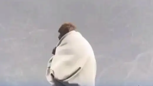 猴哥“转世”在峨眉山了！小猴穿游客衣服酷似拜师时的孙悟空
