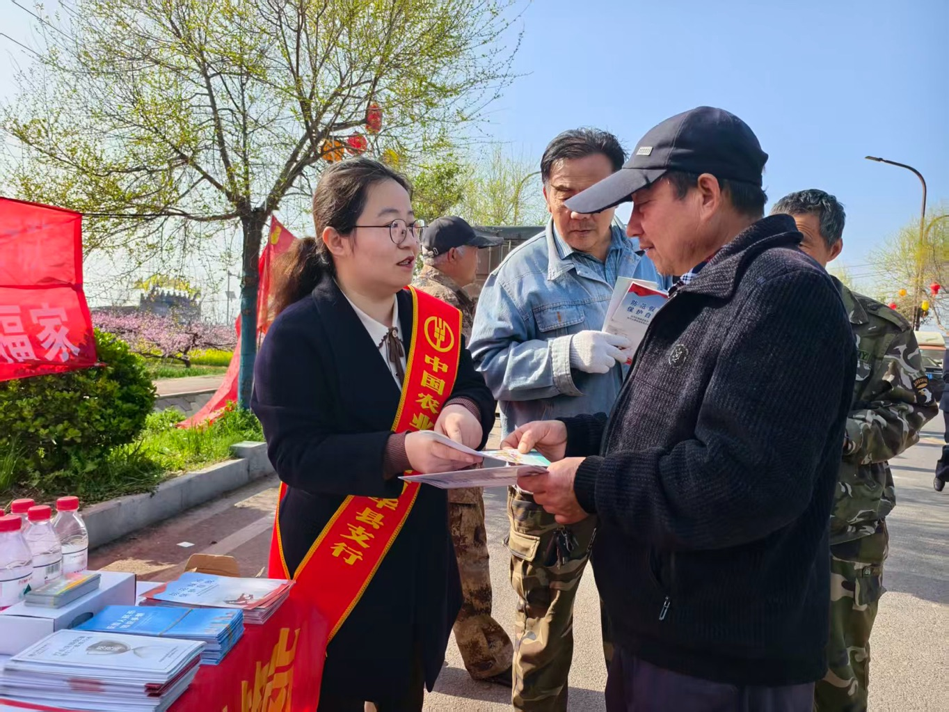 农行西华支行借助桃花节开展金融知识宣传活动