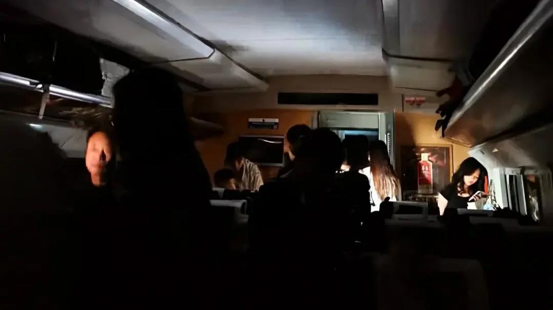 动车滞留4小时能否砸窗逃生？12306：视现场情况而定