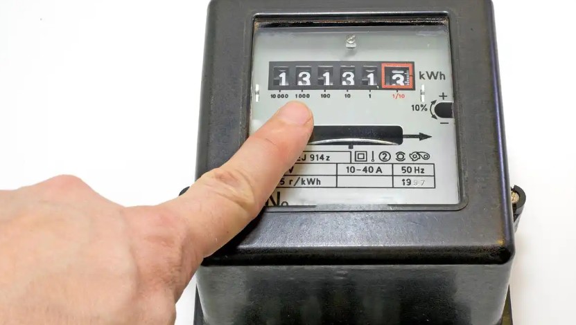 租房6年发现多帮房东交几万电费：房东承认但拒赔，还撵人