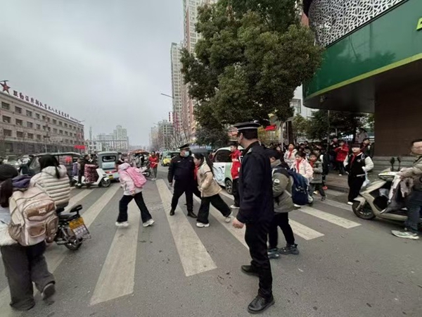 守护“读书郎”  平顶山市卫东区城管局开启“护学”模式