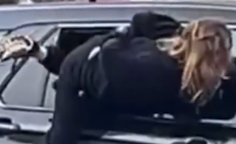 美国女子戴手铐从车窗逃脱警察未察觉