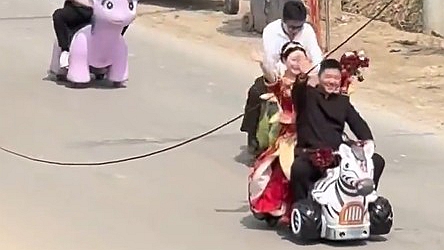 00后新婚夫妻用摇摇车接亲 网友：被可爱到了