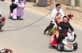 00后新婚夫妻用摇摇车接亲 又甜又搞笑