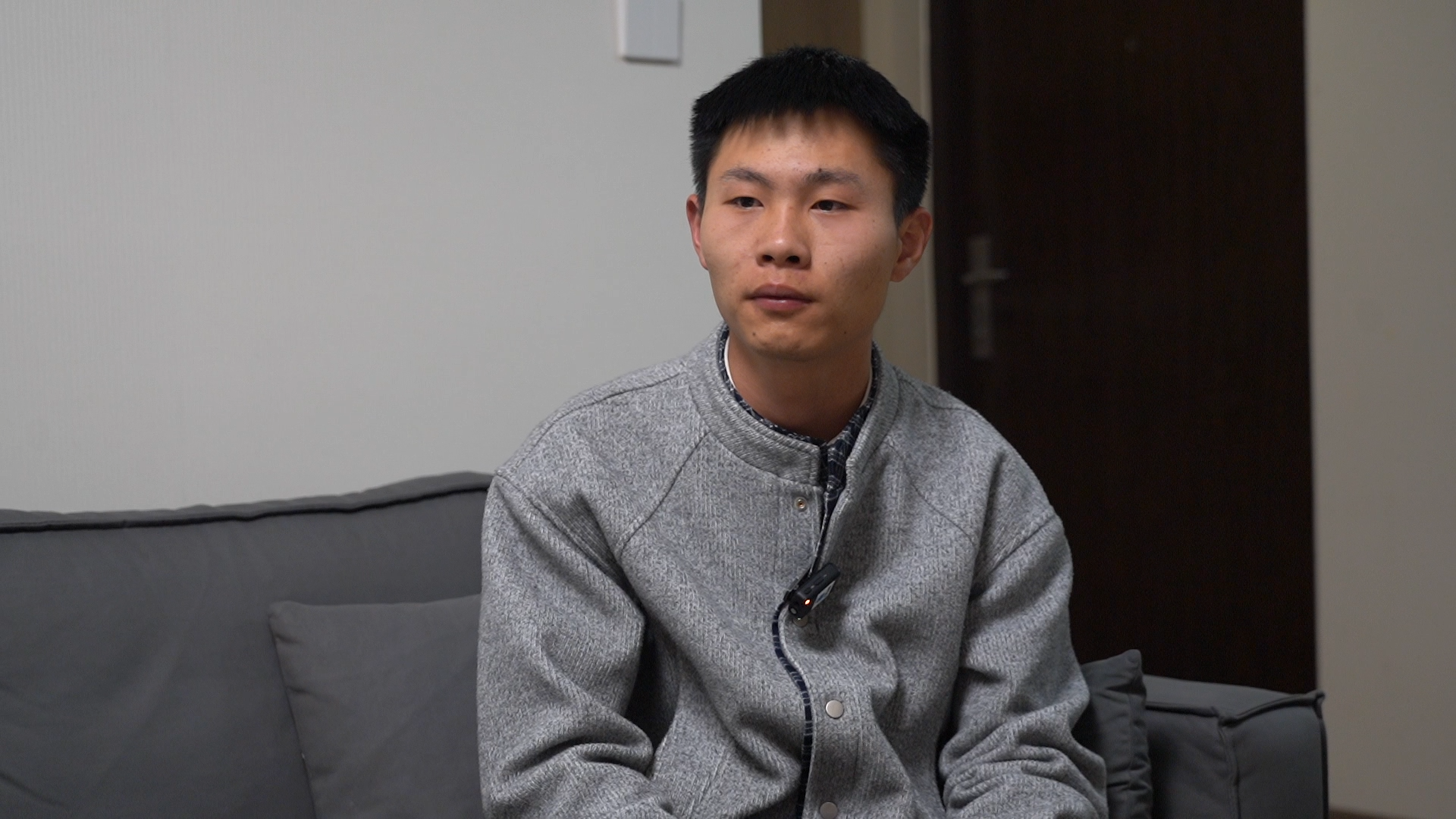 被拐孩子申聪得知“梅姨”落网，心情激动再次重返案发地