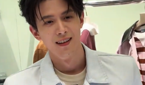 31岁邓凯出席线下活动，被粉丝贴脸“中年得粉”憋笑回应