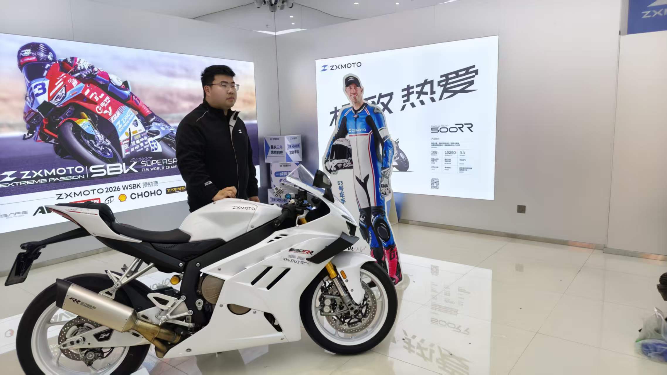 记者实探郑州张雪机车店 店长：新车预计今日全国订单超一万
