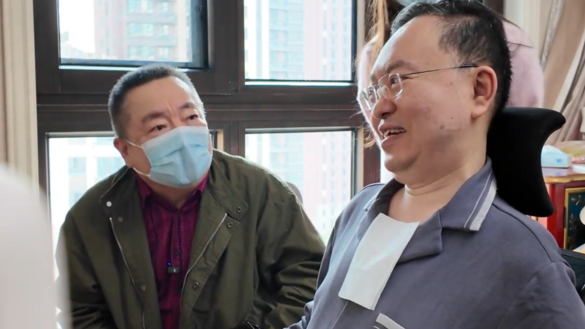 主持人董浩看望蔡磊，鼓励蔡磊“会有奇迹发生”