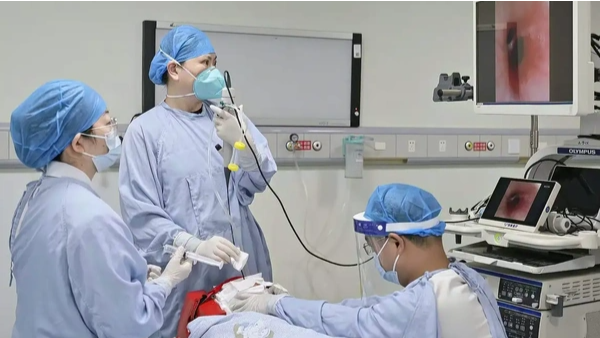 9岁男孩反复肺炎，“失踪”的笔帽在支气管里找到了