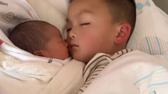 哥哥条件反射哄睡妹妹，眼睛还没睁开手就开始工作了