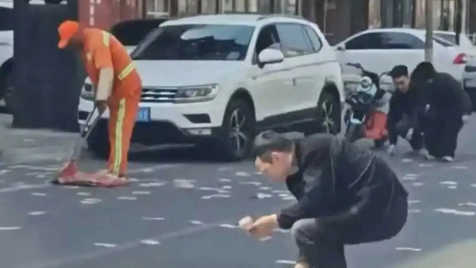商务车后备箱现金飘出路人满地捡，派出所：损失1.7万左右
