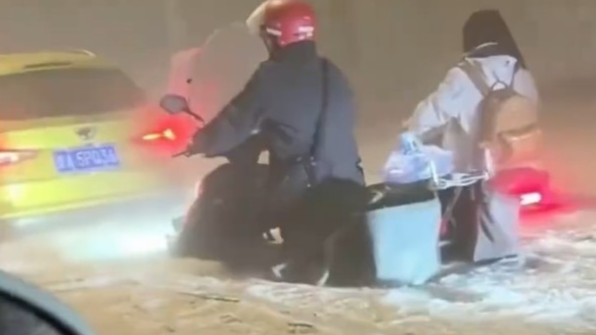 贵州贵阳遭遇雷雨冰雹天气，街道上“冰流成河”