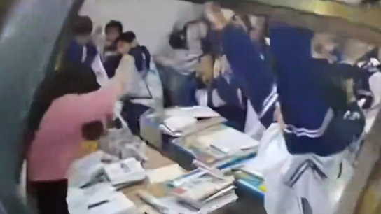 “左右护法”接住了砸向老师的黑板，网友：好孩子临危不乱