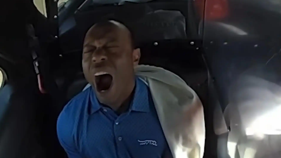 “老虎”伍兹被捕画面曝光：违规驾车被戴上手铐