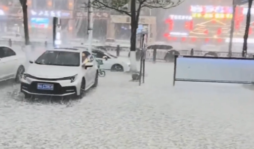 贵阳市突降冰雹，部分路面冰雹堆积成“冰河”