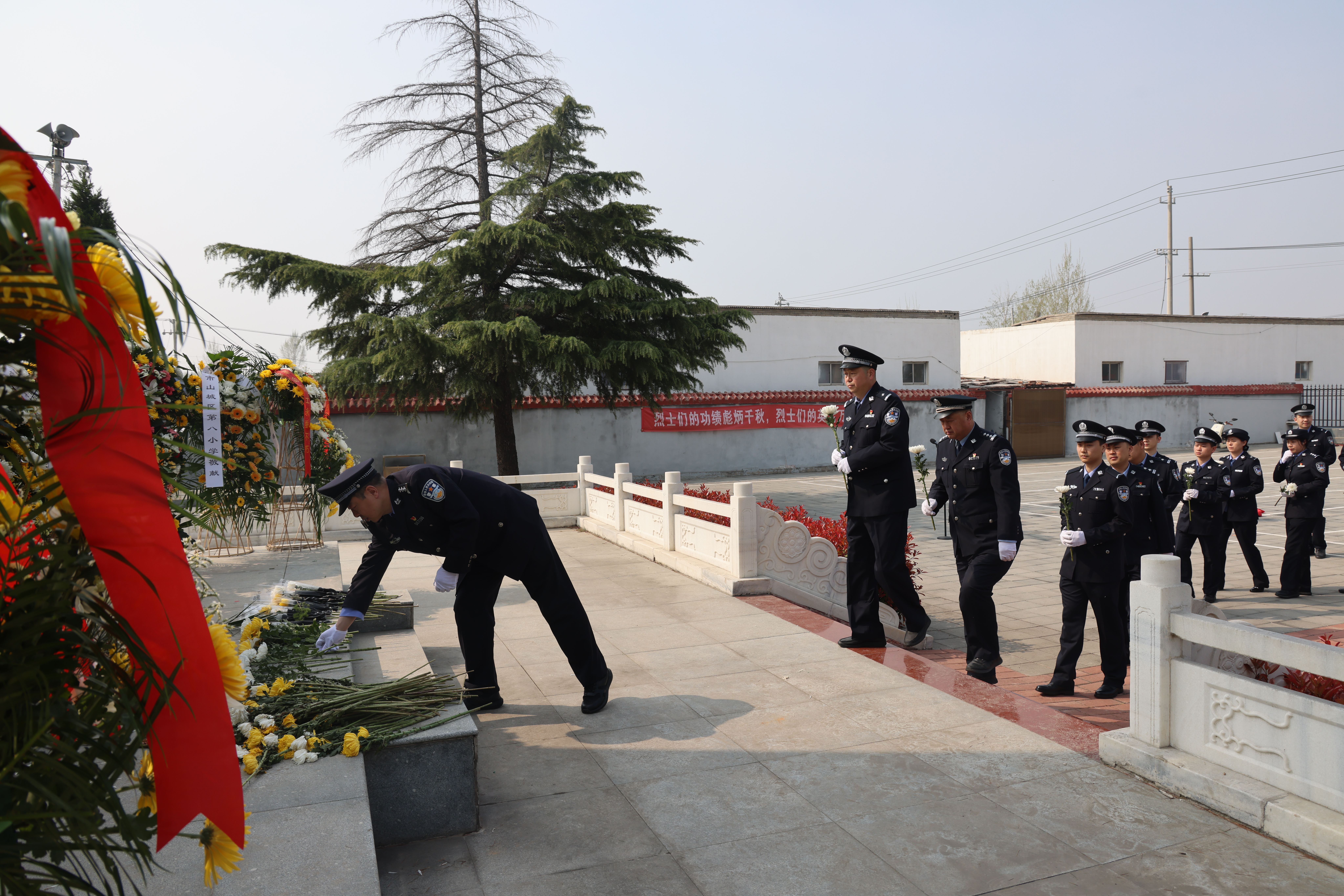 鹤壁市公安局山城分局组织开展清明节祭奠缅怀革命先烈活动