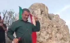 美伊都在找！伊朗当地部族人员手持步枪搜寻失踪的美军飞行员